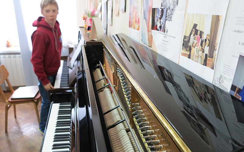 Пианино - в школы