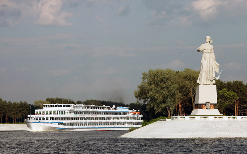 Легендарный монумент «Волга»